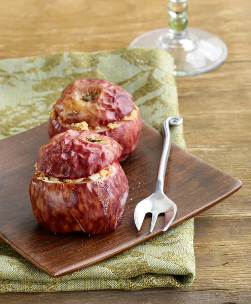 Baked apples with cinnamon and powdered sugar — Stock Photo, Image