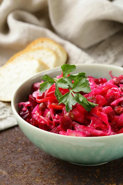 Traditioneller russischer Salat aus roter Bete und eingelegtem Kohl (Vinigret)) — Stockfoto