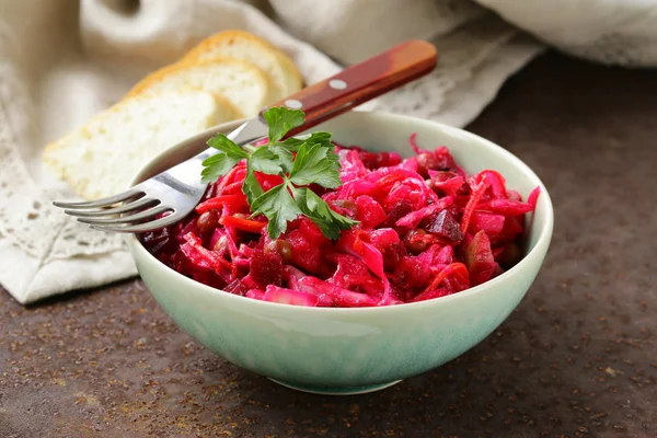 Traditioneller russischer Salat aus roter Bete und eingelegtem Kohl (Vinigret)) — Stockfoto