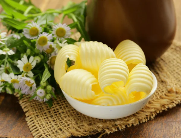 Mantequilla lechera amarilla fresca en un tazón blanco —  Fotos de Stock