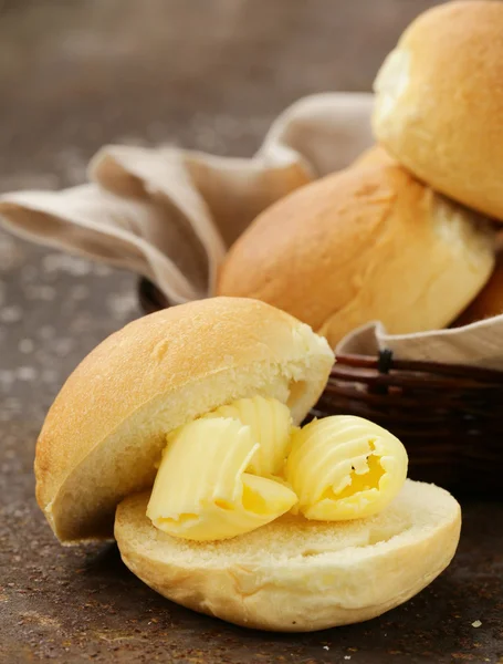 Manteiga leiteira amarela em um pão fresco para o café da manhã — Fotografia de Stock