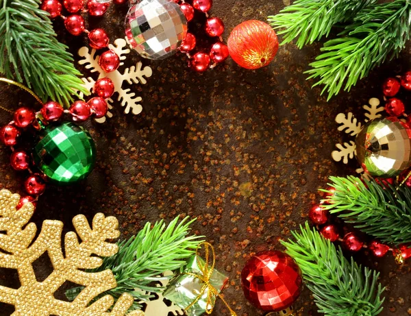 Cornice di abete di Natale con decorazione sul vecchio sfondo di ferro — Foto Stock