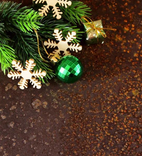 Vánoční jedle strom rám s výzdobou na pozadí staré železo — Stock fotografie