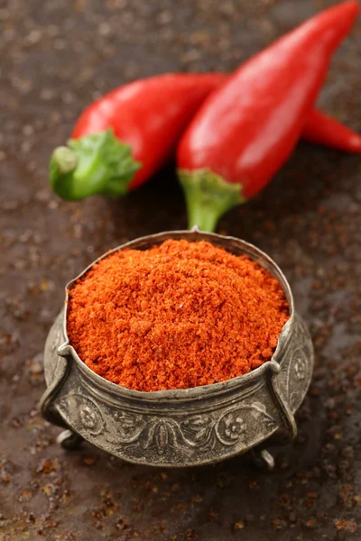 Épice rouge paprika poivre sur fond de fer vieux — Photo