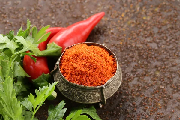 Épice rouge paprika poivre sur fond de fer vieux — Photo