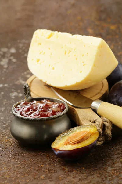 Prato de placa de queijo com geléia de ameixas e frutas frescas — Fotografia de Stock