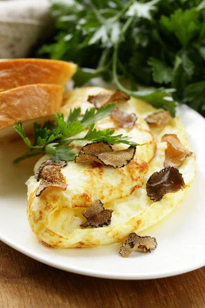 Wyśmienity omlet z czarnych trufli i zioła — Zdjęcie stockowe