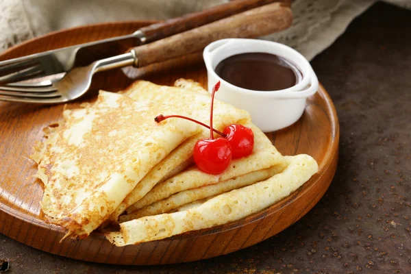 Thin pancakes with chocolate sauce on a plate — Stock Photo, Image