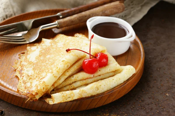 Panqueques finos con salsa de chocolate en un plato — Foto de Stock