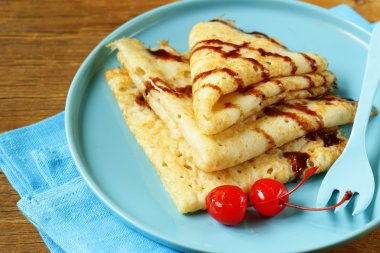 ince bir plaka üzerinde çikolata soslu krep