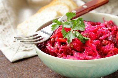 pancar ve lahana turşusu (vinigret geleneksel Rus salatası)