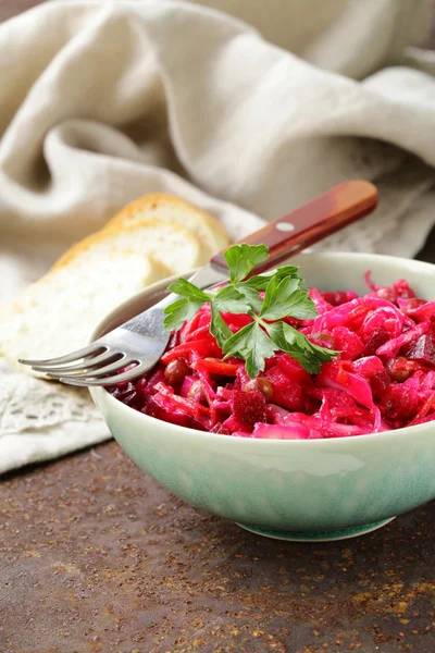 Traditioneller russischer Salat aus roter Bete und eingelegtem Kohl (Vinigret)) — Stockfoto