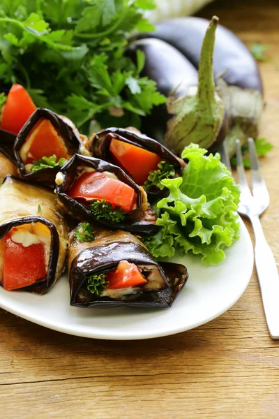 Rouleaux d'aubergines frites à la saute aux légumes avec tomates — Photo