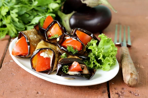 野菜のソテー トマトと揚げナス巻き — ストック写真