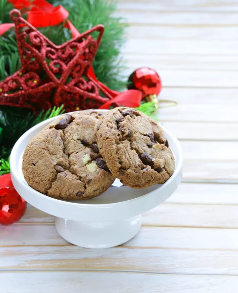 Biscuits au chocolat sur un fond en bois avec branches et décorations d'arbres de Noël — Photo