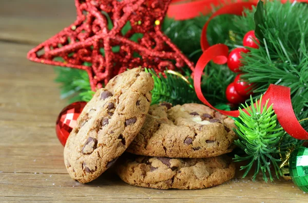 Kjeks med sjokolade på trebakgrunn med juletregrener og pynt – stockfoto