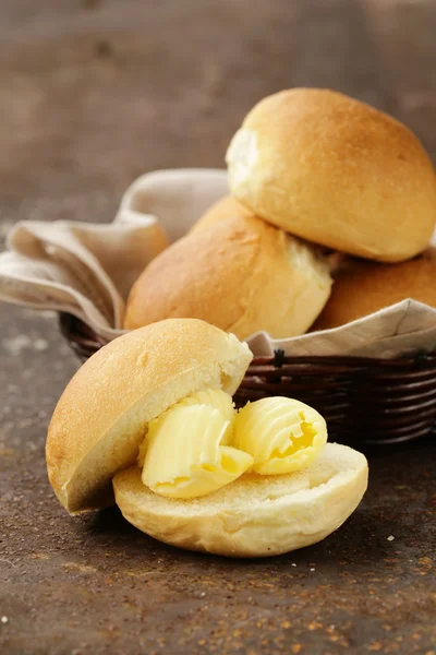 Manteiga leiteira amarela em um pão fresco para o café da manhã — Fotografia de Stock