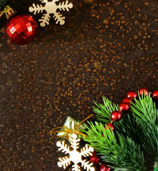 Kerstmis fir tree frame met decoratie op de oude IJzeren achtergrond — Stockfoto