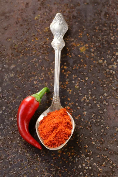 Piros paprika fűszere a régi vas-háttér — Stock Fotó