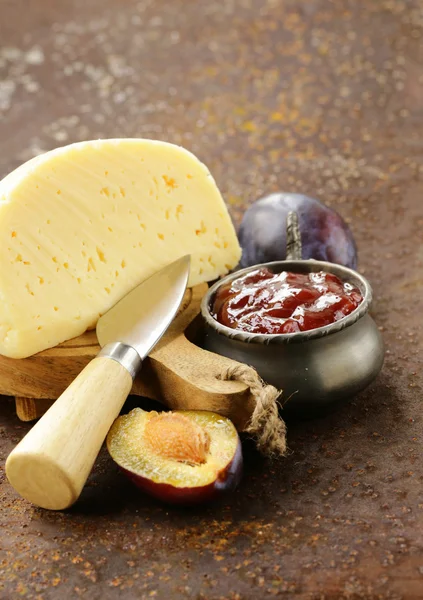 Placa de quesos con mermelada de ciruelas y fruta fresca —  Fotos de Stock