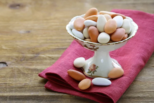 Snoep toonaangevend amandel glazuur in een cup op de tabel — Stockfoto