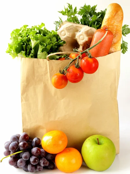 Papiereinkaufstasche voller Produkte (Brot, Eier, Wurst, Obst und Gemüse)) — Stockfoto