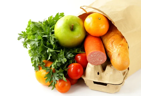 Papiereinkaufstasche voller Produkte (Brot, Eier, Wurst, Obst und Gemüse)) — Stockfoto