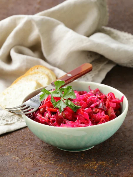 Traditioneller russischer Salat aus roter Bete und eingelegtem Kohl (Vinigret)) — Stockfoto