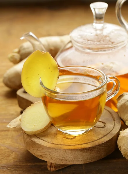 Beverage tea with ginger and fresh root on a wooden background — Stock Photo, Image