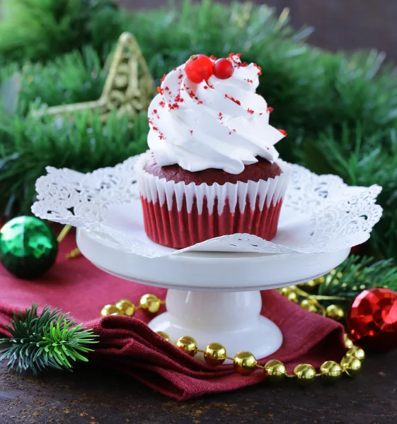 お祝いの赤いビロードのカップケーキ クリスマス テーブルの設定 — ストック写真
