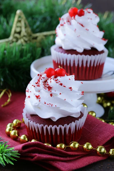 Fiestas de terciopelo rojo cupcakes Navidad mesa — Foto de Stock