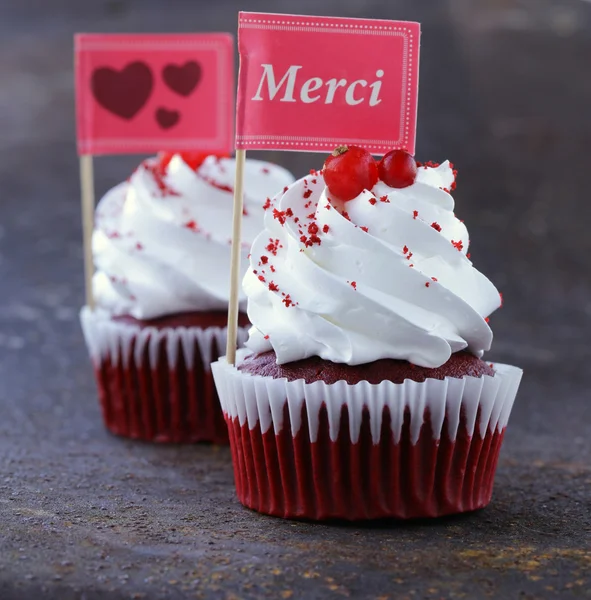 Festive red velvet cupcakes with a gift compliment card — Stock Photo, Image