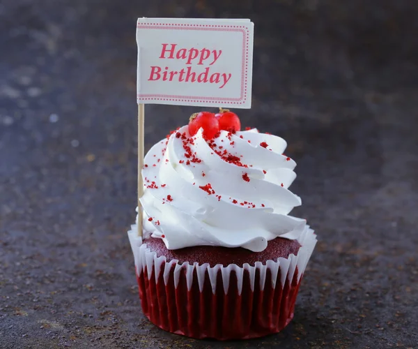 Festive red velvet cupcakes with a gift compliment card — Stock Photo, Image