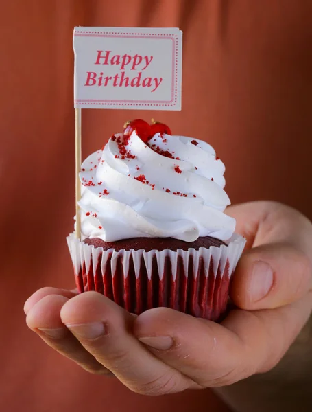 Festive red velvet cupcakes with a gift compliment card — Stock Photo, Image