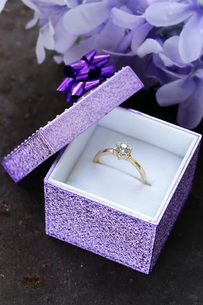 Gold ring with diamond in a beautiful box — Stock Photo, Image