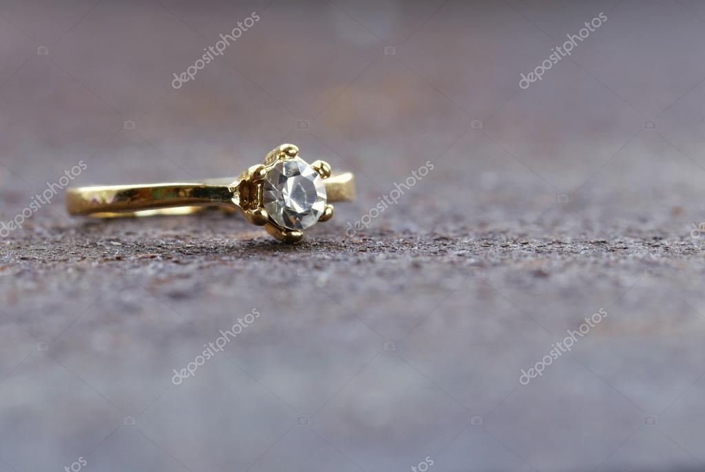 Во сне найти золотую сережку потерянную. Сон сережки. Во сне искать свои серьги. Сонник золотая сережка. Найдена серьга.