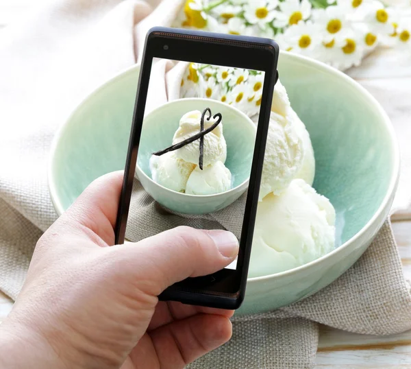 Smartphone tiro foto de comida - sorvete de baunilha com varas de baunilha naturais — Fotografia de Stock