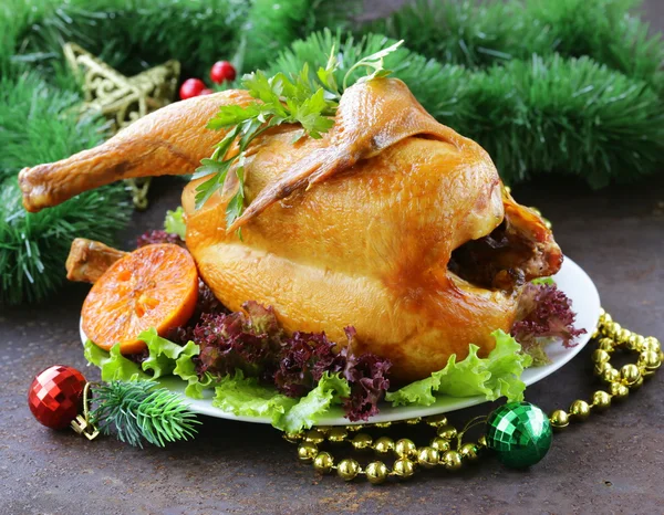 Baked chicken for festive dinner, Christmas table setting — Stock Photo, Image