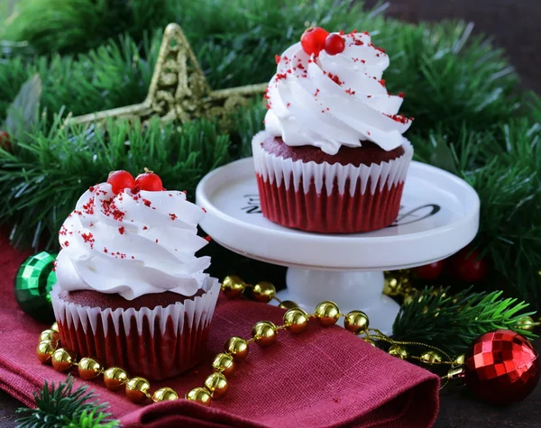 Cupcakes de veludo vermelho festivo configuração de mesa de Natal — Fotografia de Stock