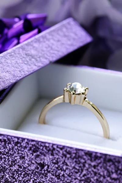 Guldring med diamant i en vacker låda — Stockfoto