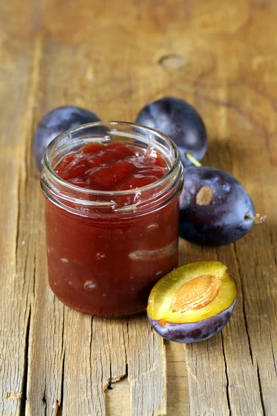 Natürliche Bio-Pflaumenmarmelade mit frischen Beeren — Stockfoto