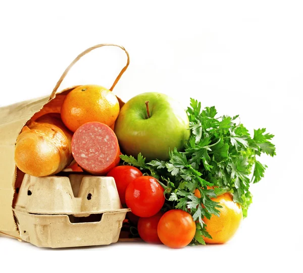 Бумажный пакет, полный продуктов (хлеб, яйца, колбаса, фрукты и овощи ) — стоковое фото