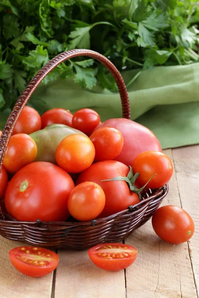 Świeże, dojrzałe pomidory organicznych na drewnianym stole — Zdjęcie stockowe
