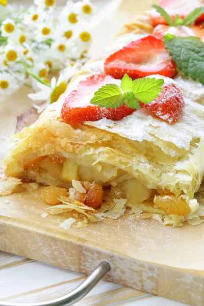 Traditional apple strudel with strawberries and powdered sugar — Stock Photo, Image