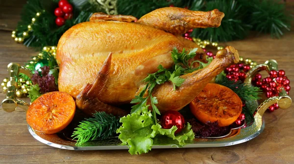 Frango assado para jantar festivo, cenário de mesa de Natal — Fotografia de Stock