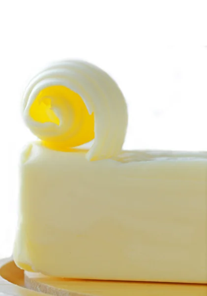 Frische gelbe Butter auf einem Holzbrett serviert — Stockfoto