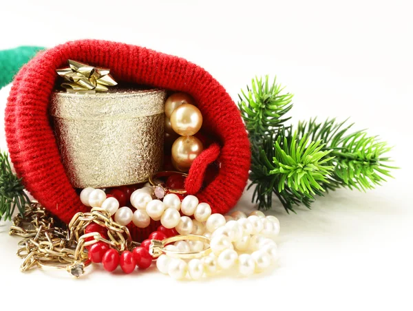 Chaussette de Noël avec des cadeaux précieux (perle, bagues en diamant, or ) — Photo