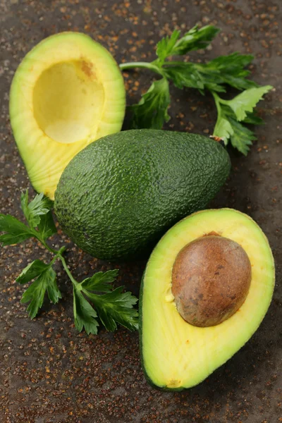 Frische reife Bio-Avocado mit Petersilienblättern — Stockfoto