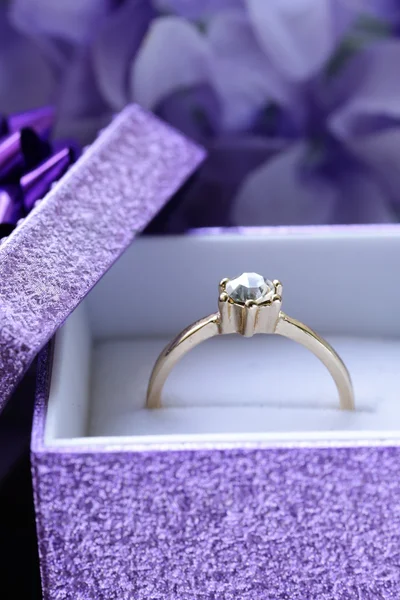 Gold ring with diamond in a beautiful box — Stock Photo, Image