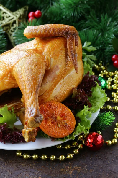 Frango assado para jantar festivo, cenário de mesa de Natal — Fotografia de Stock